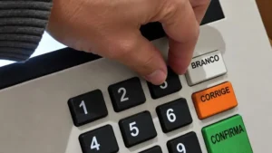 Tecla número 3 de urna eletrônica é danificada no RS