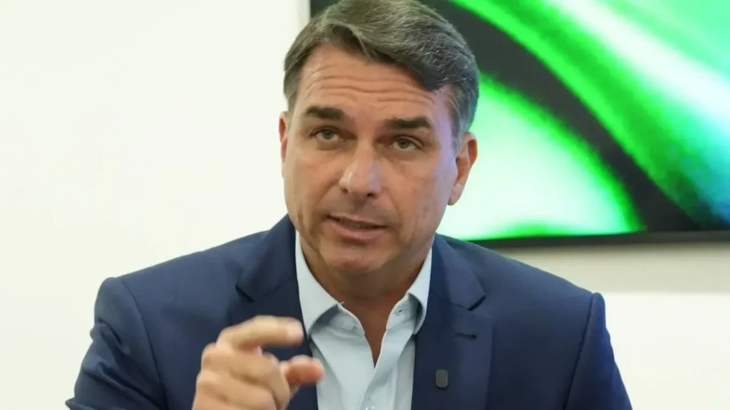 Flávio visita Bolsonaro após três meses e diz sair com a “energia renovada”