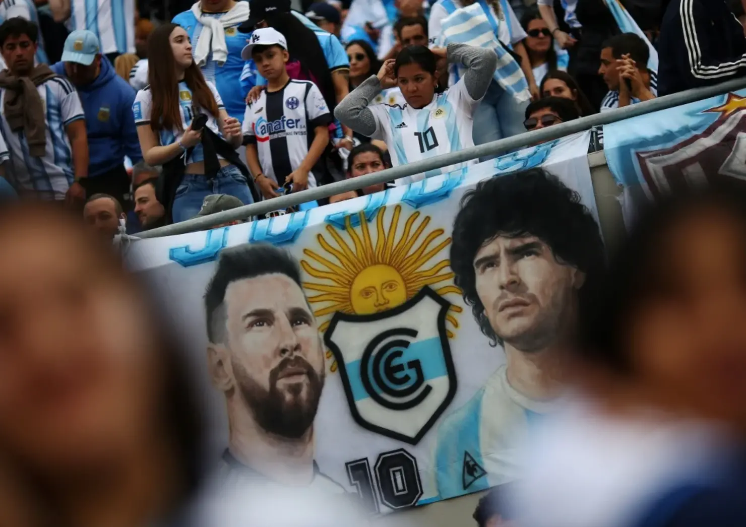 Veja: torcida argentina faz festa para despedida de Messi