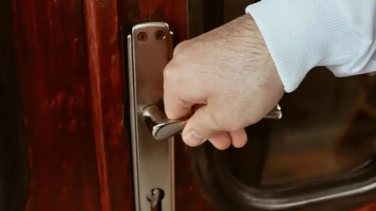Checar a porta várias vezes pode ser sinal de TOC? Entenda