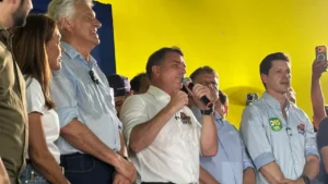 Ronaldo Caiado oficializa apoio a Flávio Bolsonaro em Goiânia