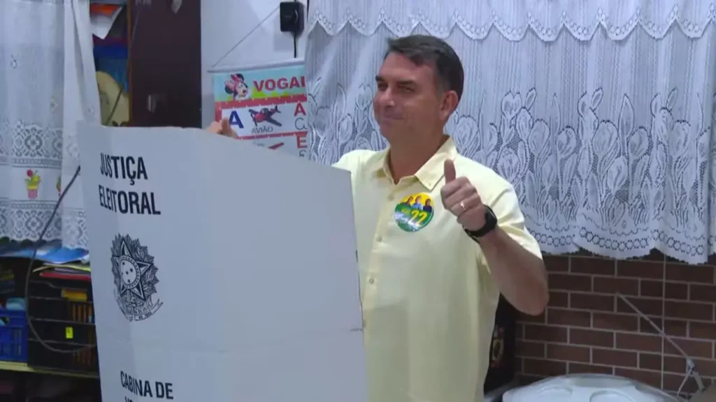 Flávio Bolsonaro diz que recebe votos de outros candidatos no 1º turno