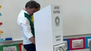 Wilder Morais vota em Goiânia e diz estar “muito confiante” no resultado
