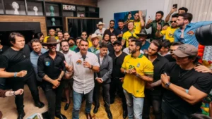 Flávio Bolsonaro com sertanejos