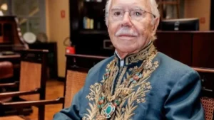 José Sarney faz cirurgia abdominal e permanece na UTI em São Luís