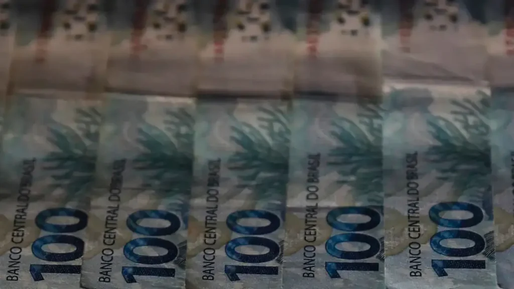 Dólar cai mais de 4% e ações brasileiras disparam após primeiro turno