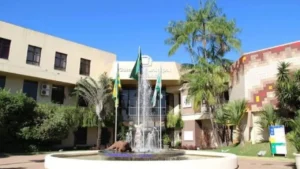 Câmara de Goiânia aprova reajuste na carreira dos administrativos da Educação
