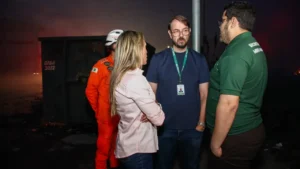 Celina Leão promete auxílio a catadores após incêndio atingir galpão no DF