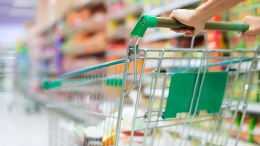 Supermercados avaliam automação e novas contratações diante de mudanças na escala 6×1