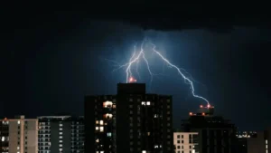 Saiba como proteger a casa durante tempestades e evitar prejuízos; veja dicas