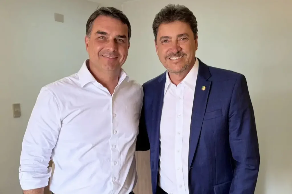 Wilder Morais acompanha Flávio Bolsonaro em ato de apoio de Caiado e Daniel Vilela em Goiânia