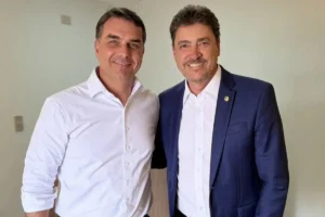 Wilder Morais acompanha Flávio Bolsonaro em ato de apoio de Caiado e Daniel Vilela em Goiânia