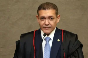 TSE manda recolher jornal de sindicato dos petroleiros após ação de Flávio Bolsonaro