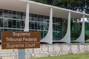 Homem é preso após tentar invadir sede do STF em Brasília