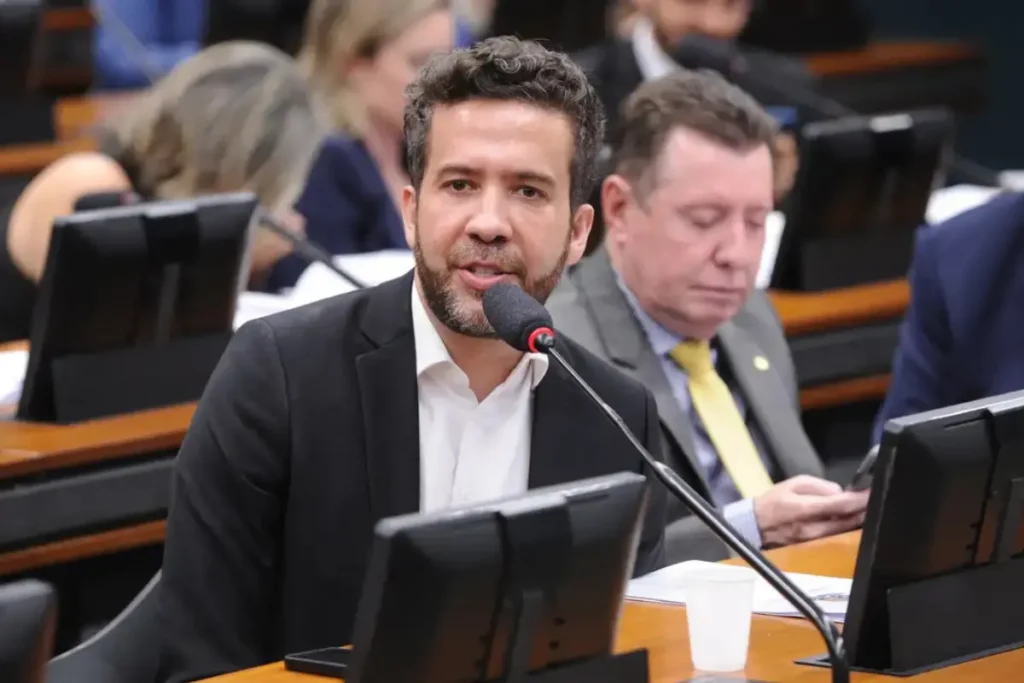 André Janones é internado em UTI após apresentar arritmia cardíaca