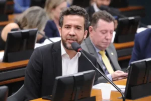 André Janones é internado em UTI após apresentar arritmia cardíaca