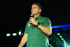 Flávio Bolsonaro teria tentado deixar o Brasil rumo aos EUA, diz site argentino