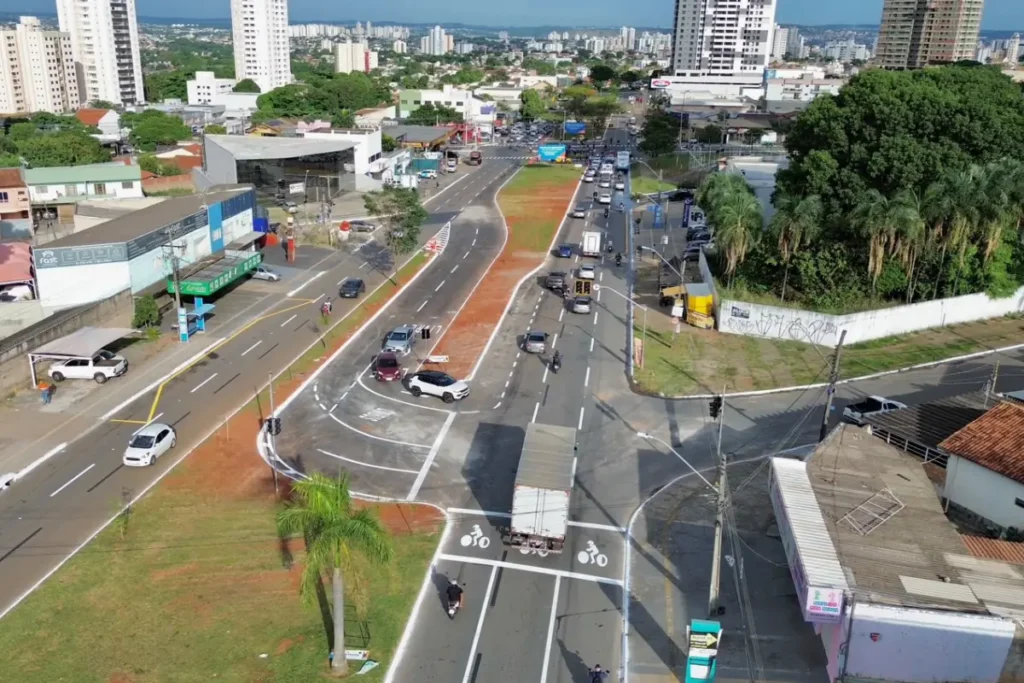 Goiânia troca rotatória por semáforo em cruzamento movimentado do Parque Amazônia