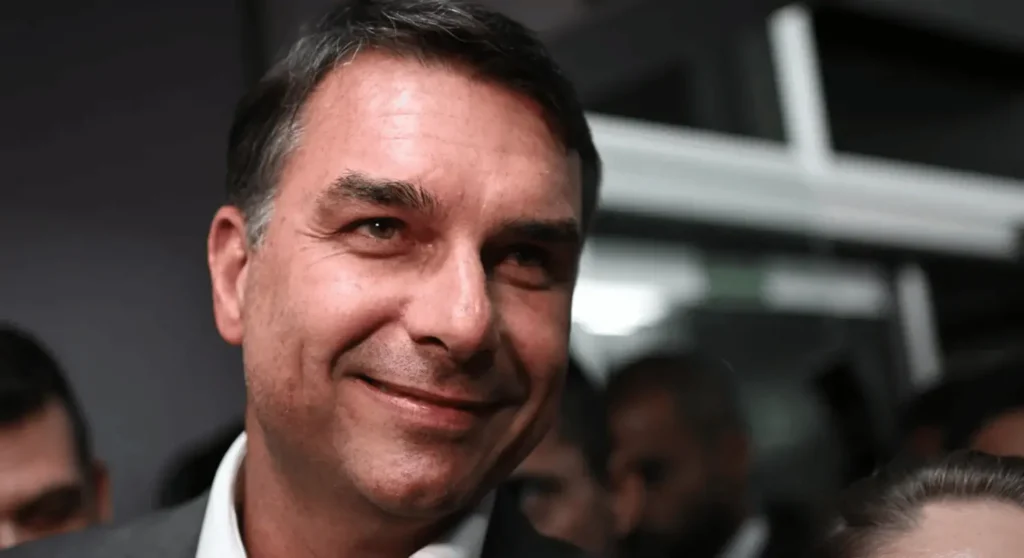 Flávio Bolsonaro elogia Augusto Cury após apoio no segundo turno; “surpresa muito agradável”