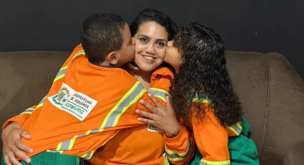 “Tenho muito orgulho da minha mãe”: crianças vestem uniforme de gari em Goiânia