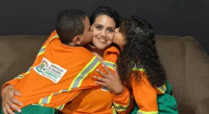 “Tenho muito orgulho da minha mãe”: crianças vestem uniforme de gari em Goiânia