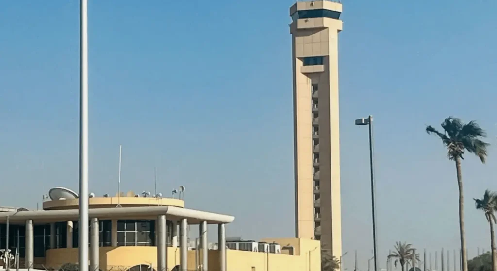 Explosão em aeroporto da Arábia Saudita deixa feridos e suspende voos em Riad