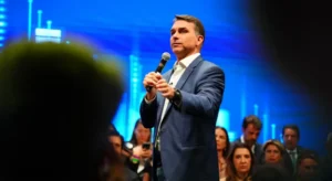 Flávio Bolsonaro volta a Goiás nesta terça-feira (20) para gravações com cantores sertanejos