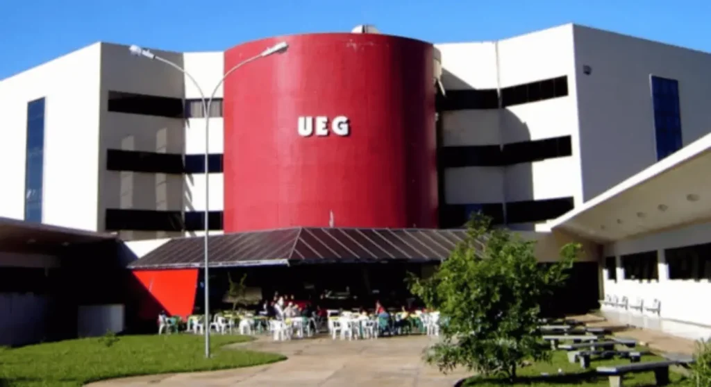 UEG abre seleção para intérprete de Libras com remuneração de R$ 2,9 mil