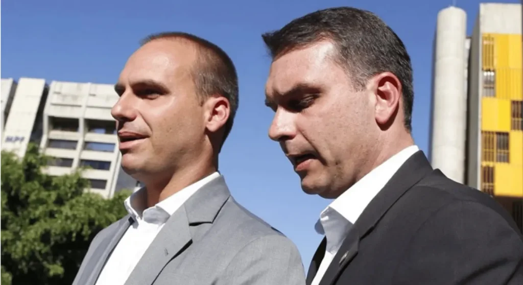 Flávio Bolsonaro chega aos EUA e se encontra com Eduardo na Flórida