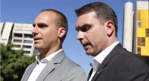 Flávio Bolsonaro chega aos EUA e se encontra com Eduardo na Flórida
