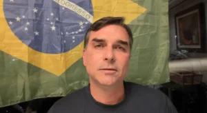Deputado ironiza carta de Flávio Bolsonaro após senador se declarar presidente eleito; “Que autoestima boa”