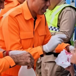 Idosa de 85 anos se machuca após escorregar em santinhos perto de local de votação em Pouso Alegre (MG)