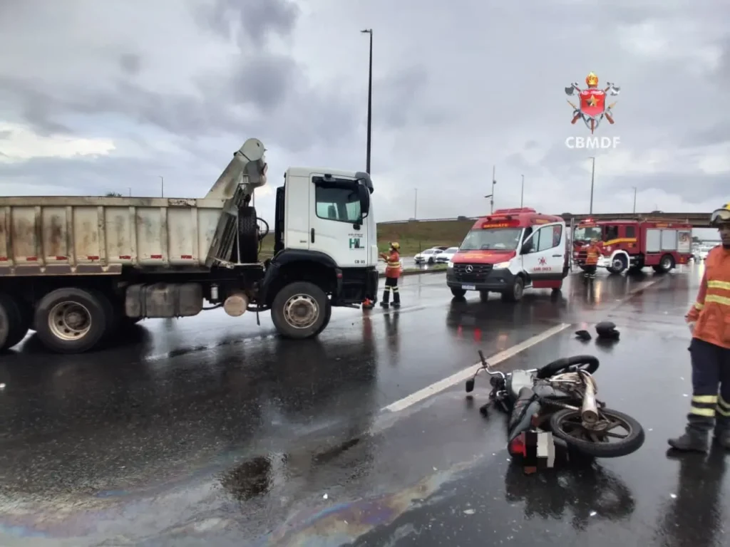 Motociclista fica ferido após colisão com caminhão na EPTG em Brasília