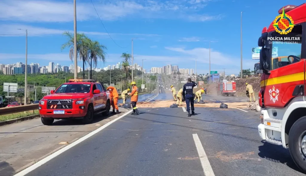 Pista é interditada após vazamento de 2 mil litros de óleo na EPTG, em Brasília