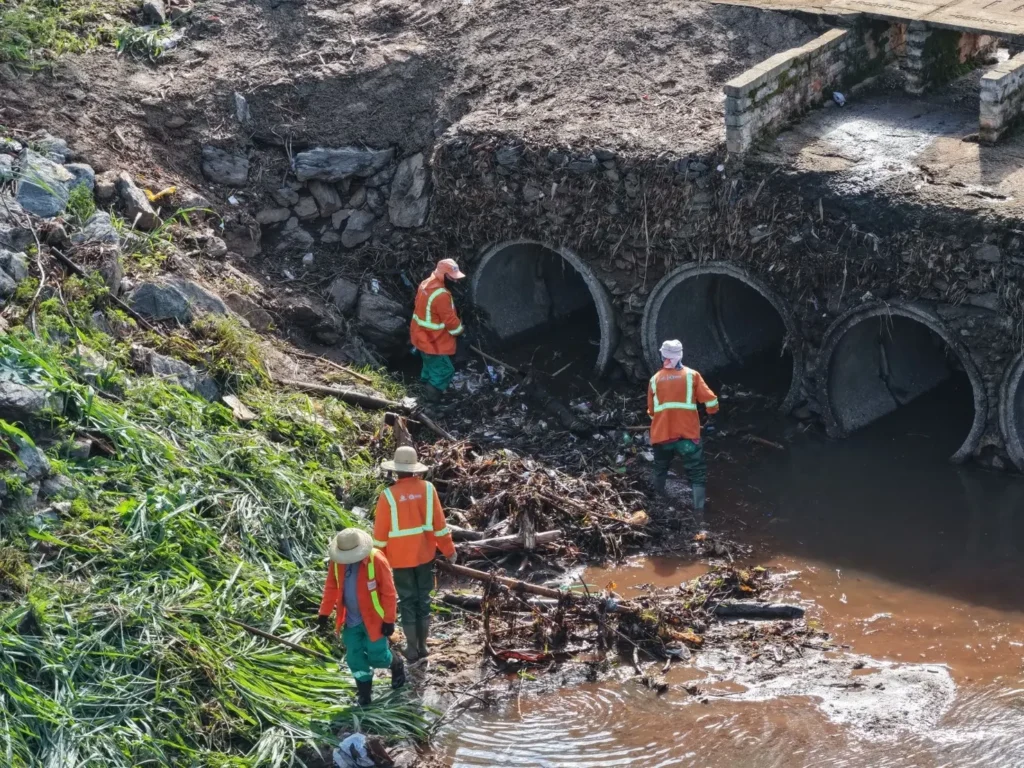 Comurg intensifica limpeza de córregos para conter estragos das chuvas em Goiânia