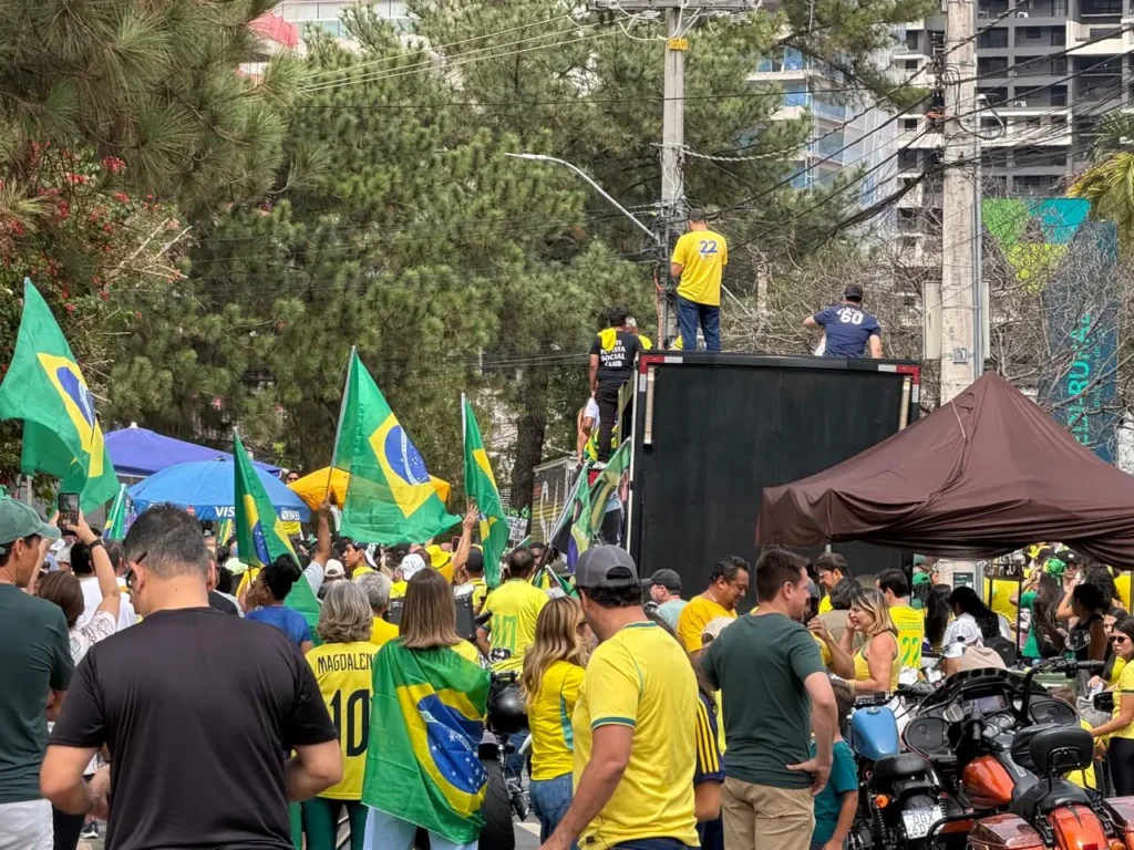 Caminhada da Direita reúne apoiadores de Flávio Bolsonaro em Goiânia