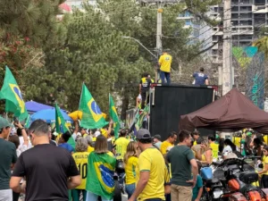 Caminhada da Direita reúne apoiadores de Flávio Bolsonaro em Goiânia