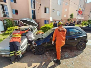 Homem fica prensado entre dois carros e sofre fratura em São Sebastião (DF)