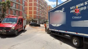 Colisão entre carro e caminhão deixa motorista ferido no Guará (DF)
