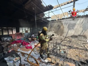 Incêndio provoca grande fumaça e ameaça imóveis vizinhos no Paranoá (DF)
