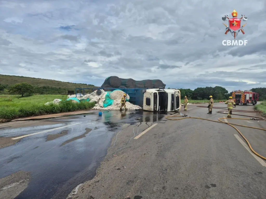 Carreta com carga de algodão tomba e deixa motorista ferido próximo a Águas Lindas de Goiás