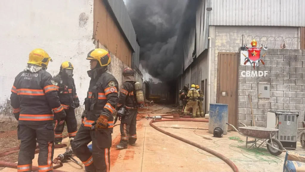 Incêndio atinge galpão em Ceilândia (DF)