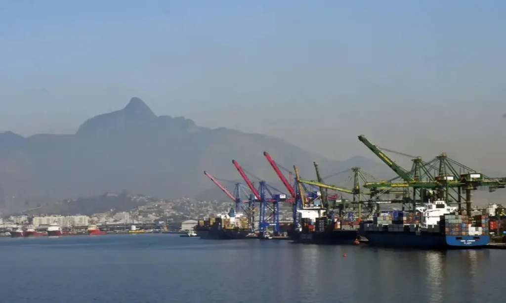 Queda do petróleo faz governo reduzir projeção de superávit da balança comercial para 2026
