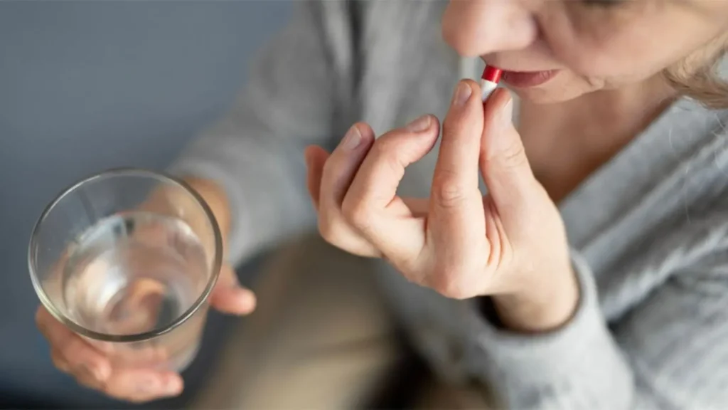 Uso de remédios sem prescrição pode causar intoxicação e agravar doenças