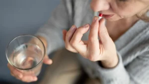 Uso de remédios sem prescrição pode causar intoxicação e agravar doenças