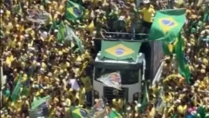 Apoiadores de Flávio Bolsonaro fazem ato de campanha em Goiânia