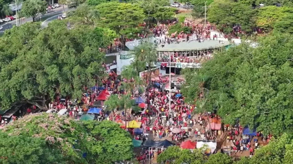 Apoiadores de Lula fazem último ato de campanha em Goiânia