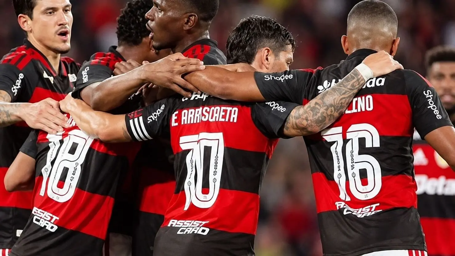 Flamengo vence Atlético-MG no fim e segue na liderança do Brasileirão