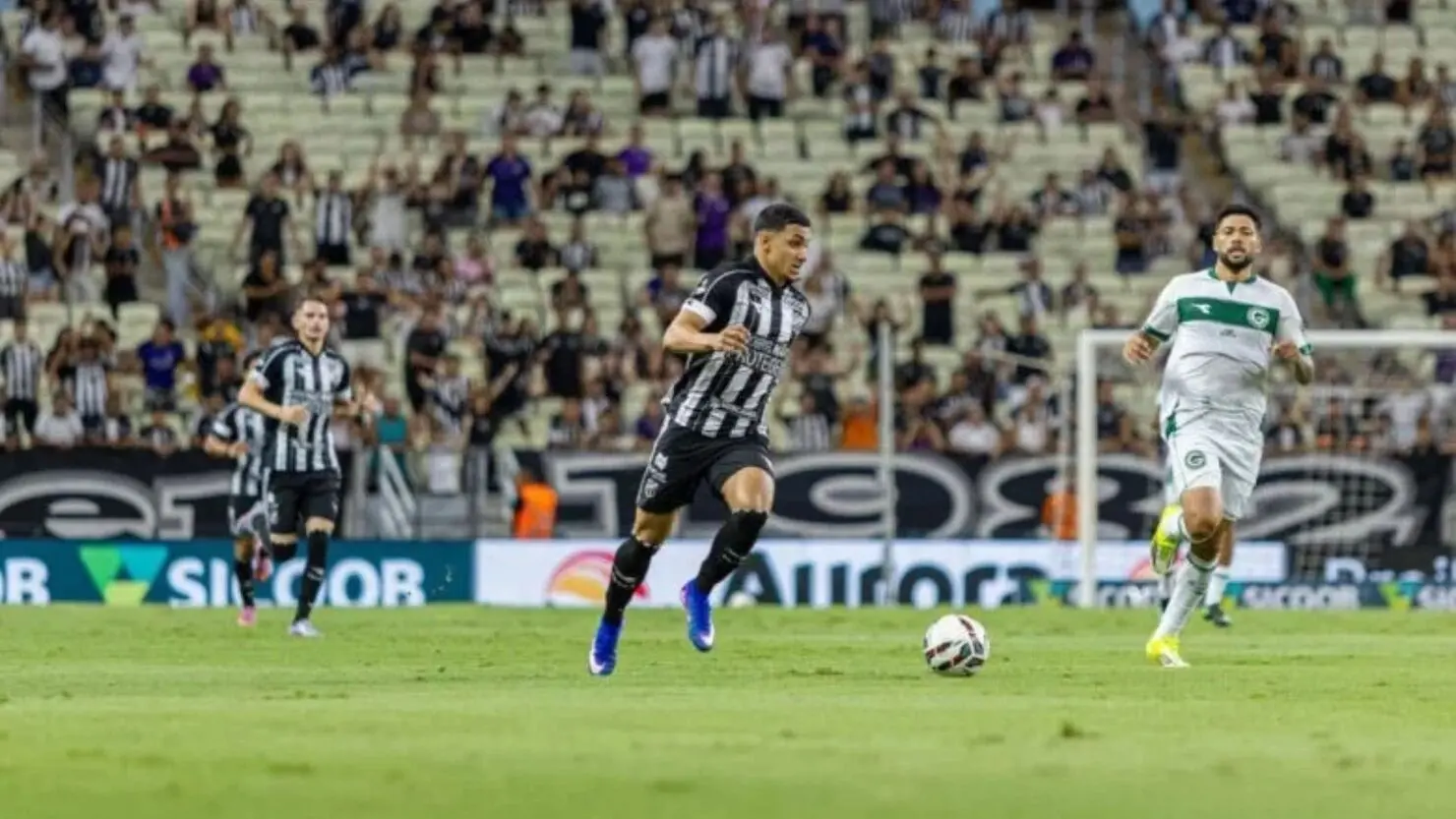 Goiás vence Ceará com dois gols nos acréscimos e se aproxima do G6 da Série B