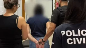 Mãe é presa suspeita de agredir filho de 8 anos por tirar foto dela dormindo em Goiás